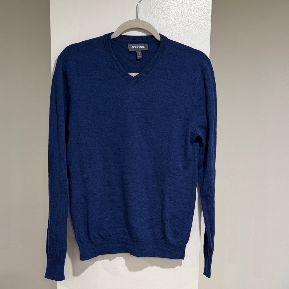 Bonobos men’s V-neck sweater. Sweater is 100% Merino wool. size medium slim fit
